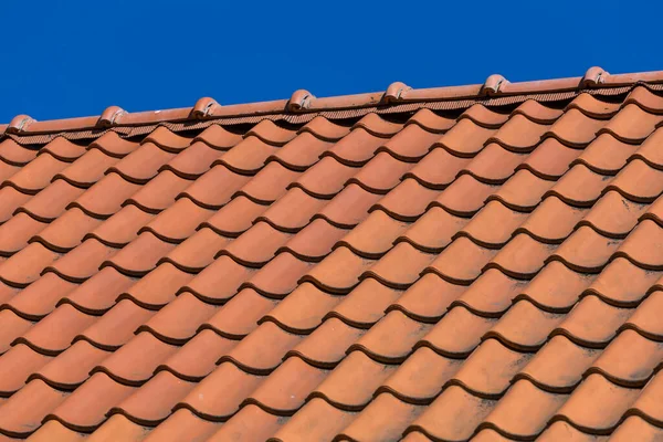 在蓝蓝的天空的红色屋顶平铺模式 — 图库照片
