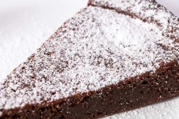 Schokoladenkuchen Mit Zuckerpuder Makroaufnahme Aus Nächster Nähe — Stockfoto