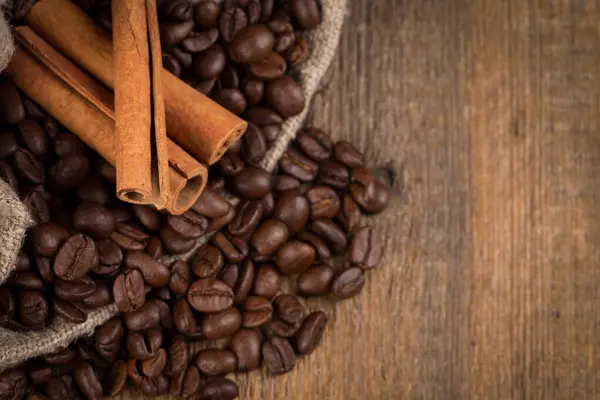 Zimtstangen Und Kaffee Auf Hessischer Leinwand Mit Holzgrund — Stockfoto