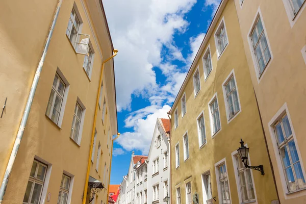 Eski Tallinn Şehir Şehir Dar Bir Sokakta Büyüleyici Manzarası — Stok fotoğraf