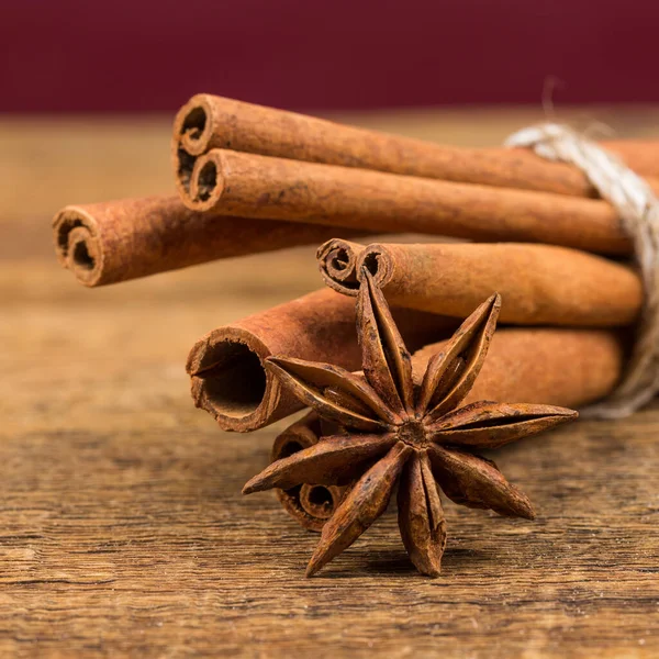 Close Cinnamon Sticks Star Anise Rustic Wood Background — Stock Photo, Image