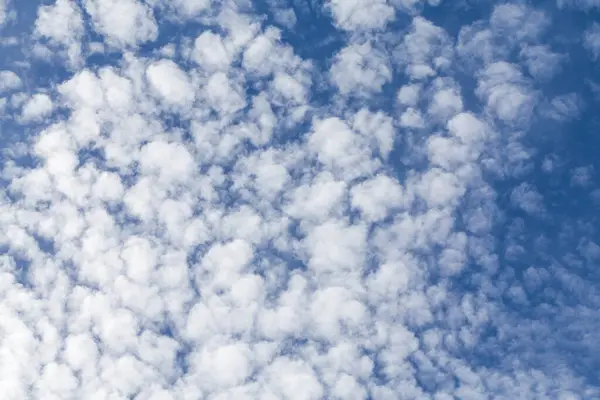 ふわふわの雲 晴れた日 太陽の光 青い空 白い雲 — ストック写真