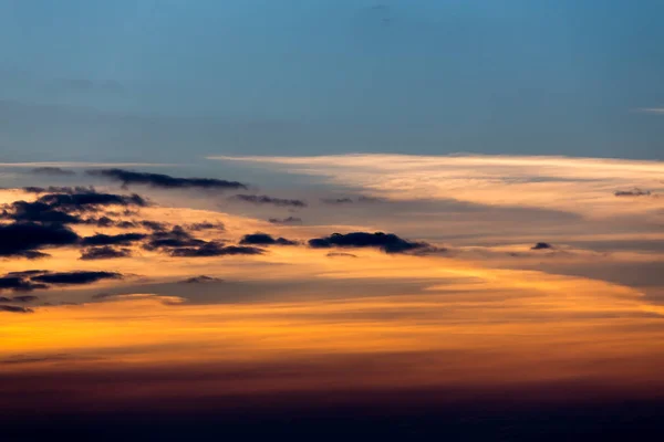 夕阳西下的鸟儿在夜空中飞翔 — 图库照片
