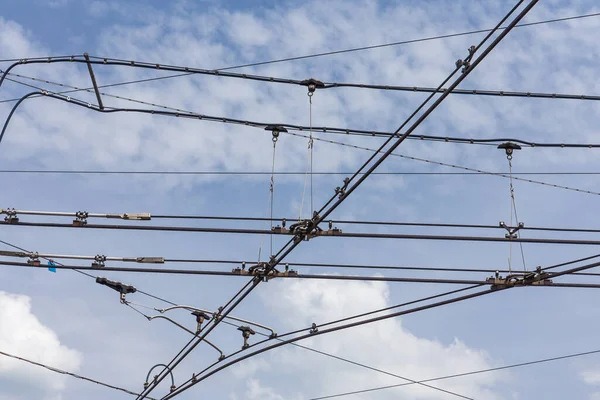 空を背景にトロリー トロリーバス電気ケーブル建設 — ストック写真