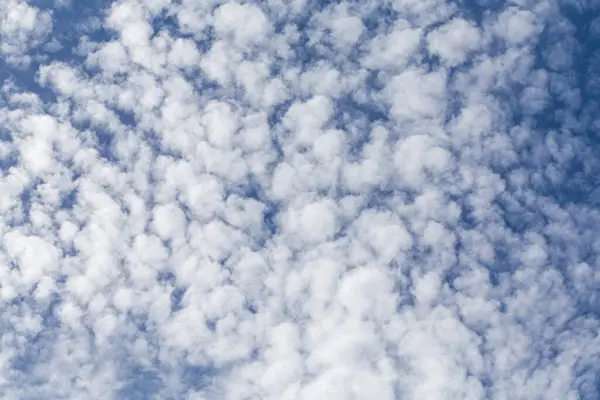 Пушистые Облака Солнечный День Солнце Голубое Небо Белые Облака — стоковое фото