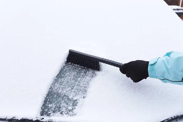 Mujer Limpiando Nieve Del Coche Invierno —  Fotos de Stock