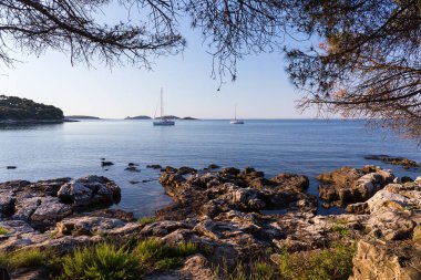 gün batımı ve denizde lüks yat, Rovinj Hırvatistan