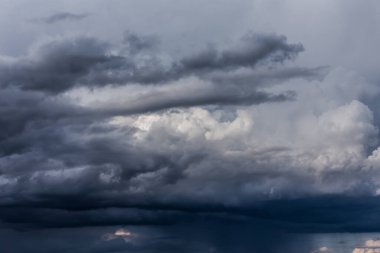 karanlık fırtına bulutlarını hemen önce yağmur