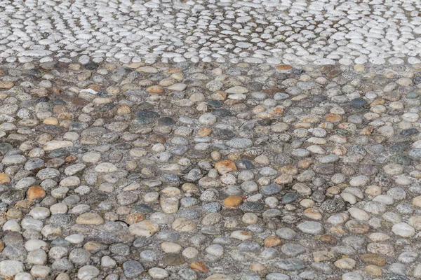在地面的圆石 公园的鹅卵石的纹理 行人的柏油路 铺路石 — 图库照片