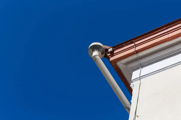 Regengoten Het Oude Huis Een Blauwe Lucht Achtergrond — Stockfoto