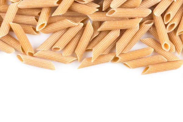 화이트 배경에서 고립된 가까운 촬영으로 Wholemeal Pasta Penne — 스톡 사진