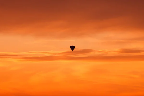 Sıcak Hava Balonu Turuncu Günbatımı Gökyüzünde Uçuyor — Stok fotoğraf