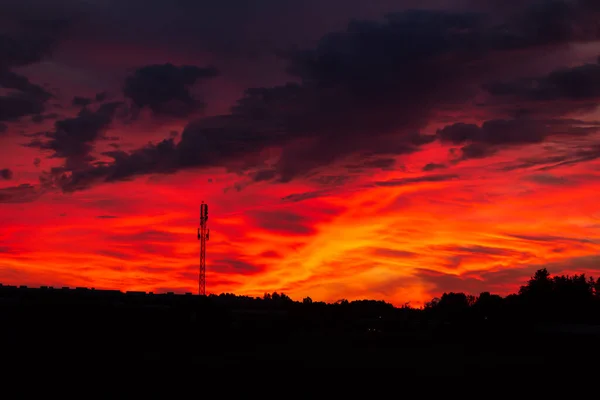 Roter Abendhimmel Sehr Dramatisch Norden Abend Über Wald Und Wohngebiet — Stockfoto