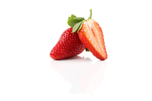 Rode Rijpe Aardbeien Vruchten Een Donkere Achtergrond — Stockfoto