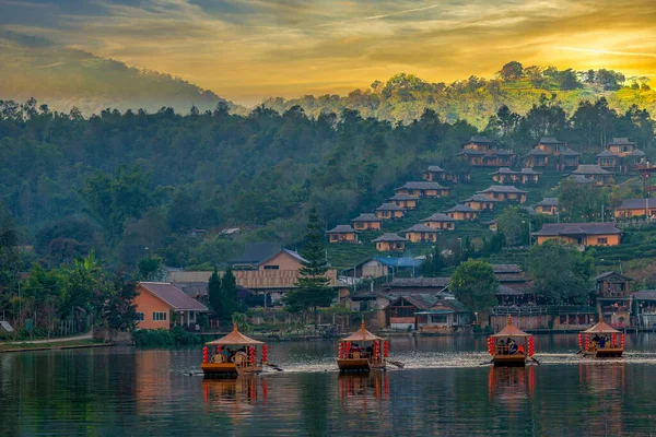 Puesta Sol Sobre Lago Ban Rak Thai Con Barcos Puesta — Foto de Stock