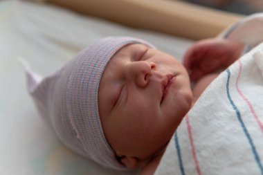 Birkaç aylık beyaz bebek. Boston 'da kış boyunca çeşitli kıyafetler giyiyor.