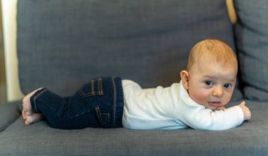 Birkaç aylık beyaz bebek. Boston 'da kış boyunca çeşitli kıyafetler giyiyor.