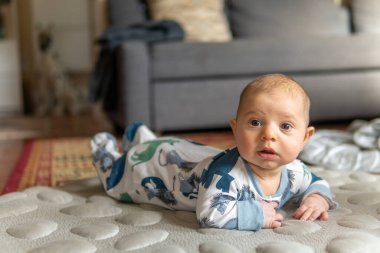 Birkaç aylık beyaz bebek. Boston 'da kış boyunca çeşitli kıyafetler giyiyor.