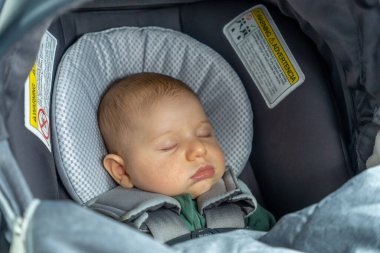 Birkaç aylık beyaz bebek. Boston 'da kış boyunca çeşitli kıyafetler giyiyor.