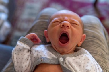 Birkaç aylık beyaz bebek. Boston 'da kış boyunca çeşitli kıyafetler giyiyor.