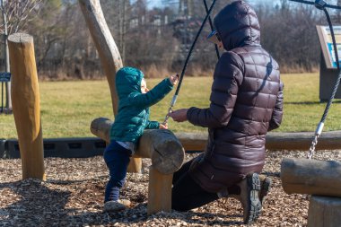 Endonezya, Bali 'de erkek çocuk oynuyor.