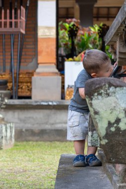 Toddler, Endonezya, Bali 'deki hayatının tadını çıkarıyor.