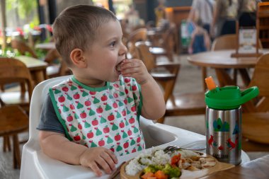 Toddler, Endonezya, Bali 'deki hayatının tadını çıkarıyor.