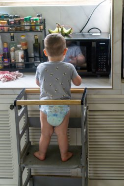 Mutfakta yardım ediyorum.