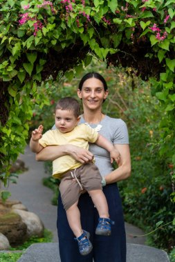 Annem Bali 'de genç ve mutlu bir çocukla oynuyor.