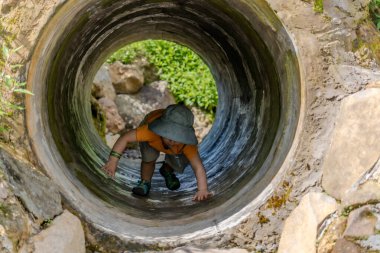 Neşeli ve tatlı erkek çocuk oynuyor.