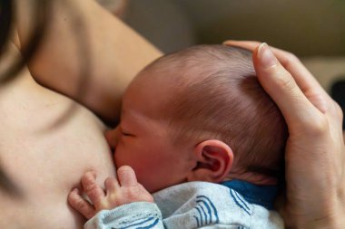 Yeni doğmuş bebek kız uyuyor.