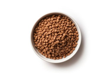 Gösterişli bir kasede kedi mamasının en üst görüntüsü. Hayvan bakımı, hayvan diyeti ya da kedi beslenme konsepti. Evcil hayvan dükkanları, veteriner klinikleri ve evcil hayvanlarla ilgili her iş için mükemmel. Beyaz arkaplanda izole.