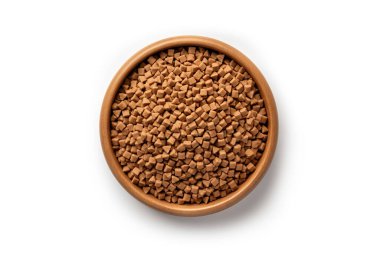 Gösterişli bir kasede kedi mamasının en üst görüntüsü. Hayvan bakımı, hayvan diyeti ya da kedi beslenme konsepti. Evcil hayvan dükkanları, veteriner klinikleri ve evcil hayvanlarla ilgili her iş için mükemmel. Beyaz arkaplanda izole.