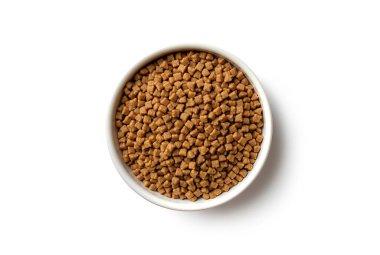 Gösterişli bir kasede kedi mamasının en üst görüntüsü. Hayvan bakımı, hayvan diyeti ya da kedi beslenme konsepti. Evcil hayvan dükkanları, veteriner klinikleri ve evcil hayvanlarla ilgili her iş için mükemmel. Beyaz arkaplanda izole.