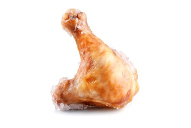 Buzlu donmuş tavuk budu, beyaz arka planda izole edilmiş..