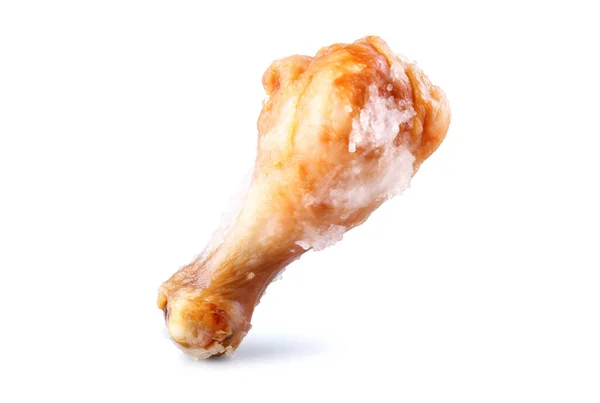 白い背景に隔離された氷で冷凍された鶏の足 — ストック写真
