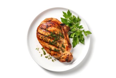 Beyaz arka planda izole edilmiş maydanozlu taze tavuk bifteği manzarası..