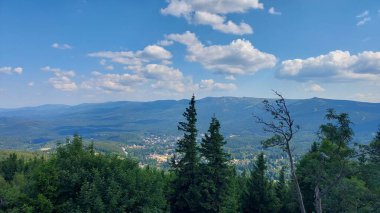 Yazın dağların manzarası