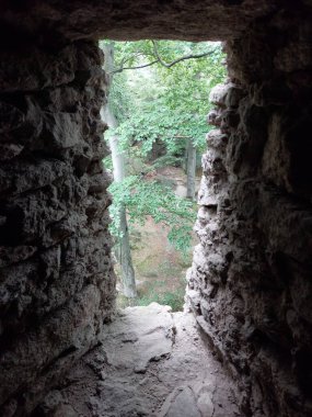 Pencereli eski taş duvar