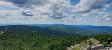 Karpatların dağlarının panoramik görüntüsü