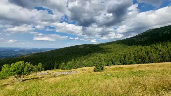 Dağların güzel manzarası