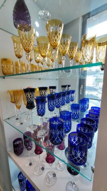 Dükkandaki farklı cam kapların yakın plan çekimi.