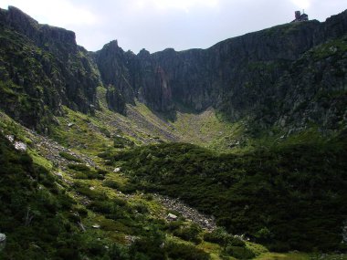 Arkasında bir dağ olan güzel bir manzara.