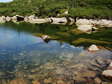Gölde küçük bir şelale.