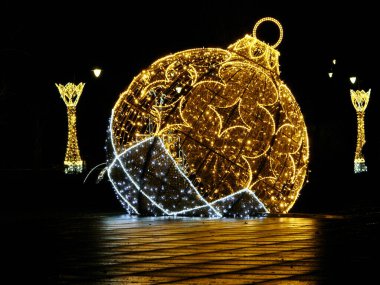 Sokakta ışıkları ve süslemeleri olan Noel ağacı.