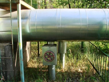 Su için eski benzin pompası.