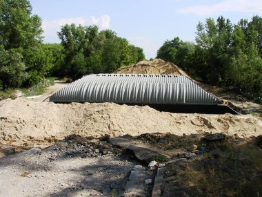 Parkta bir beton ev inşaatı