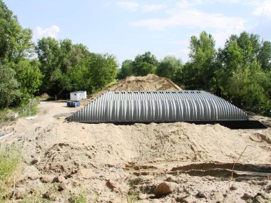 Yazın köyde metal inşaatı