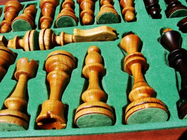 ahşap arka plan üzerinde satranç taşları