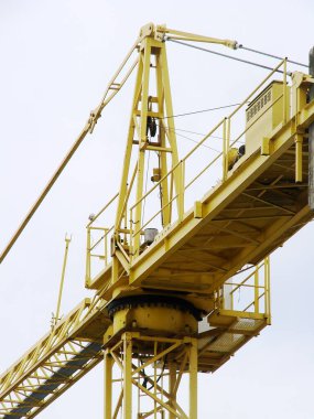 Vinç kabı kaldırıyor